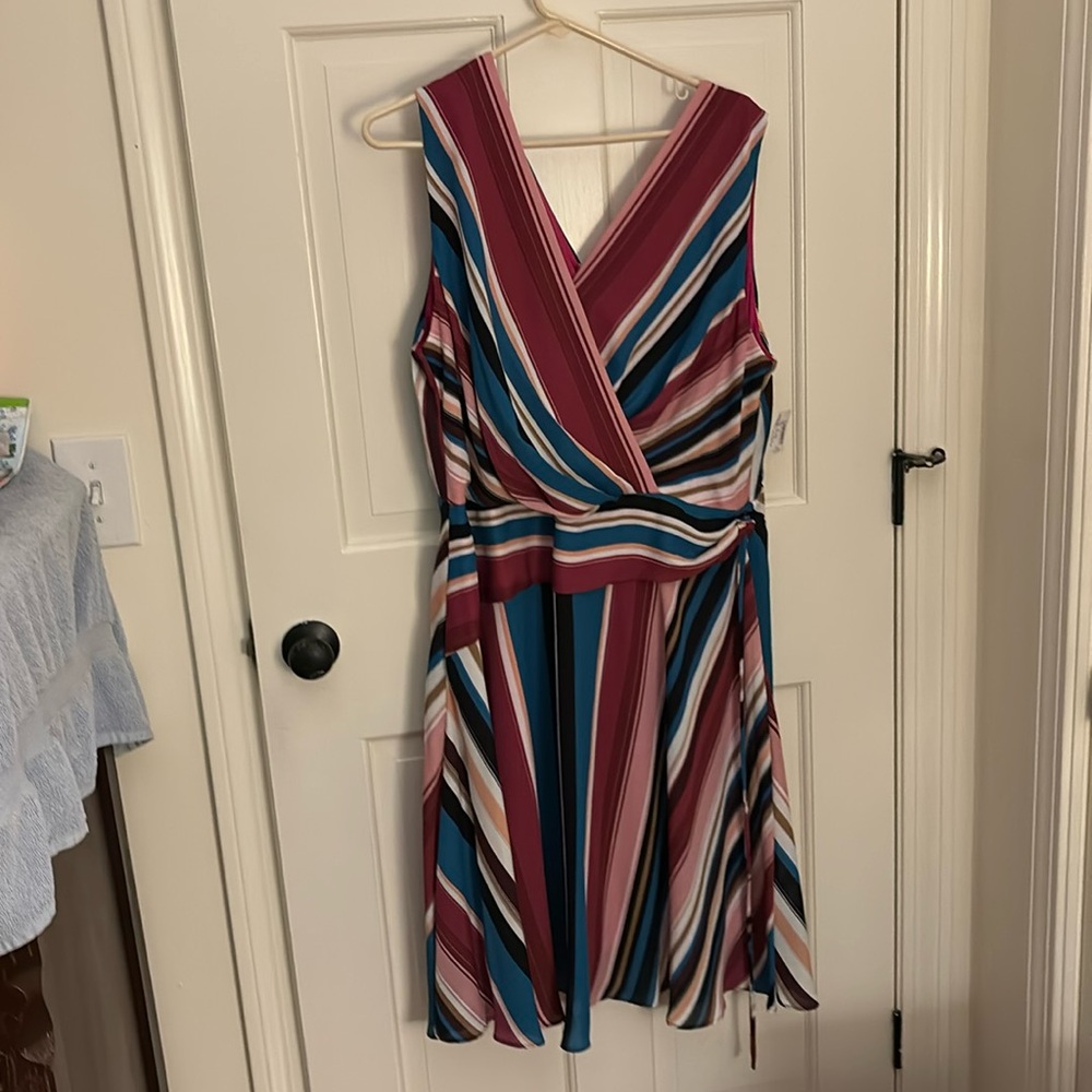 New  dress Barn 16 W  mural color dress